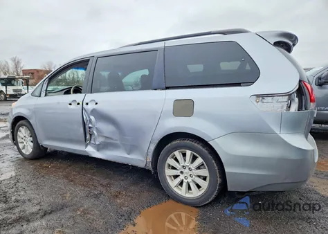 2012 Toyota Sienna Xle 7-Passenger z USA, uszkodzony, nr VIN 5TDDK3DC1CS030689